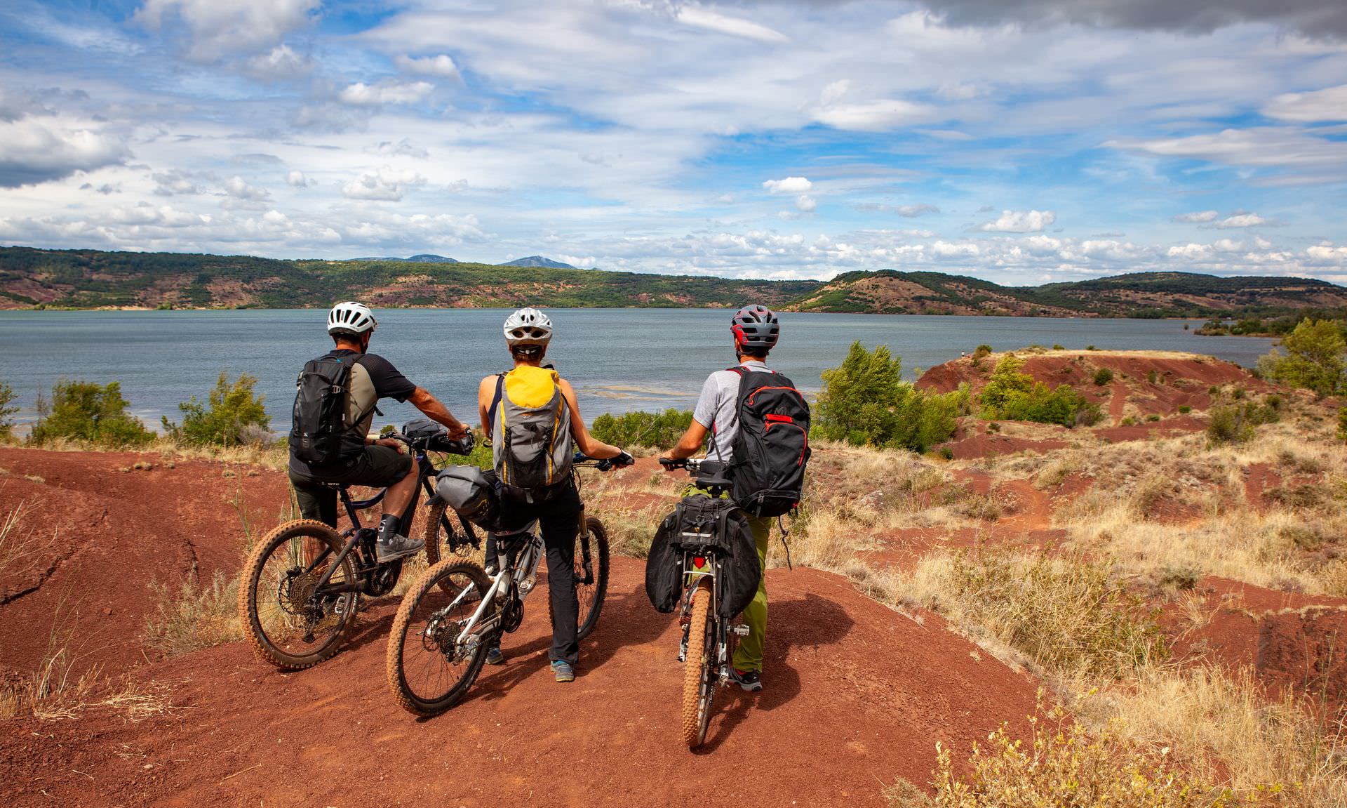 3 amis en VTT admirent le lac du Salagou