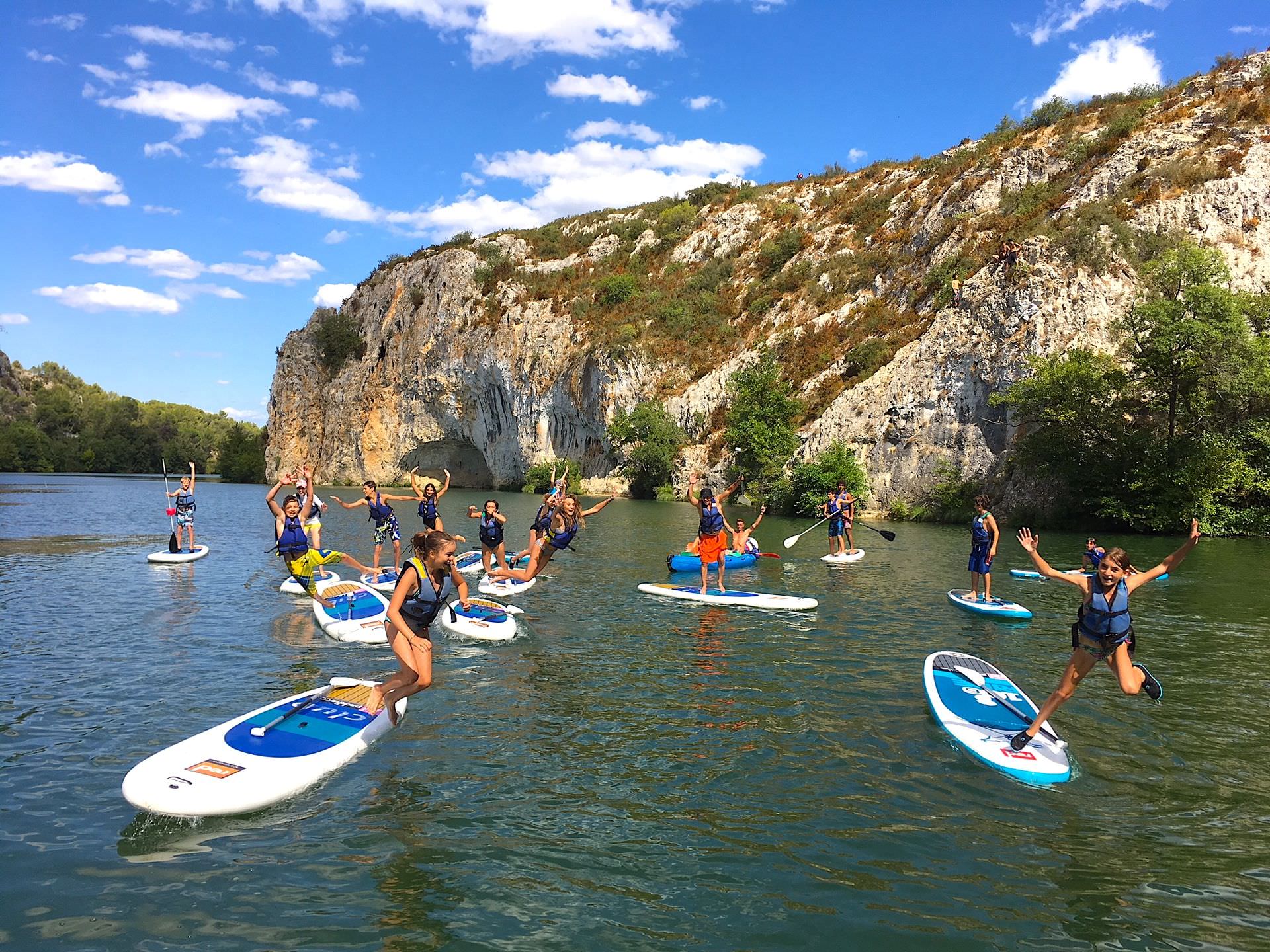 Groupe de jeunes en padle devant la roque St Sériés sur le Vidourle