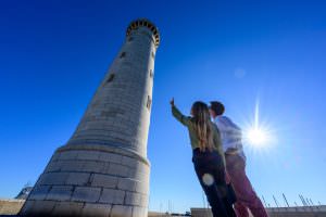 Couple de quadra qui admire le Phare de Sète