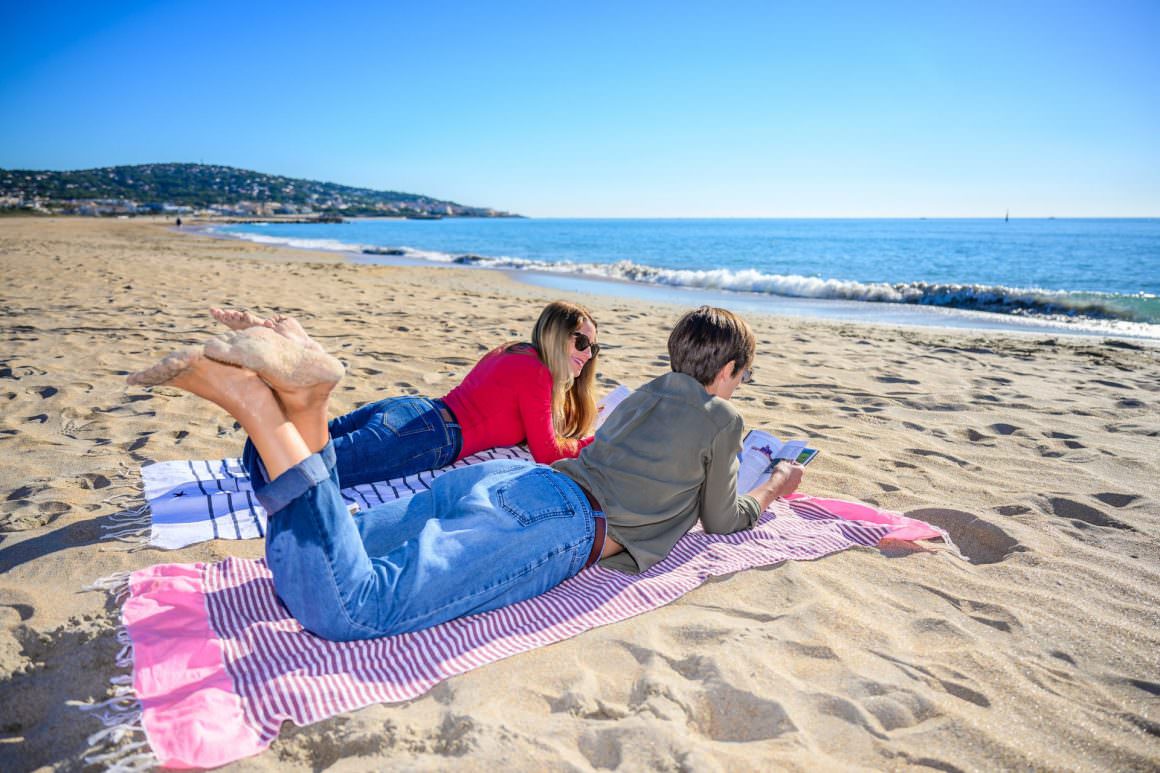 Farniente entre copines sur la plage du lido à Sète les pieds dans le sable