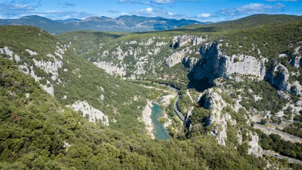 Les gorges de l'Hérault entre la montagne de la Séranne et le plateau du Thaurac