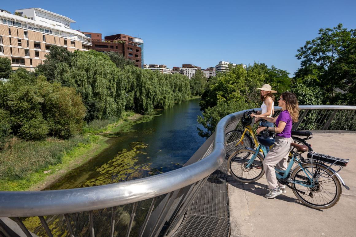 2 jeunes femmes en vélo sur les rives du Lez à Montpellier