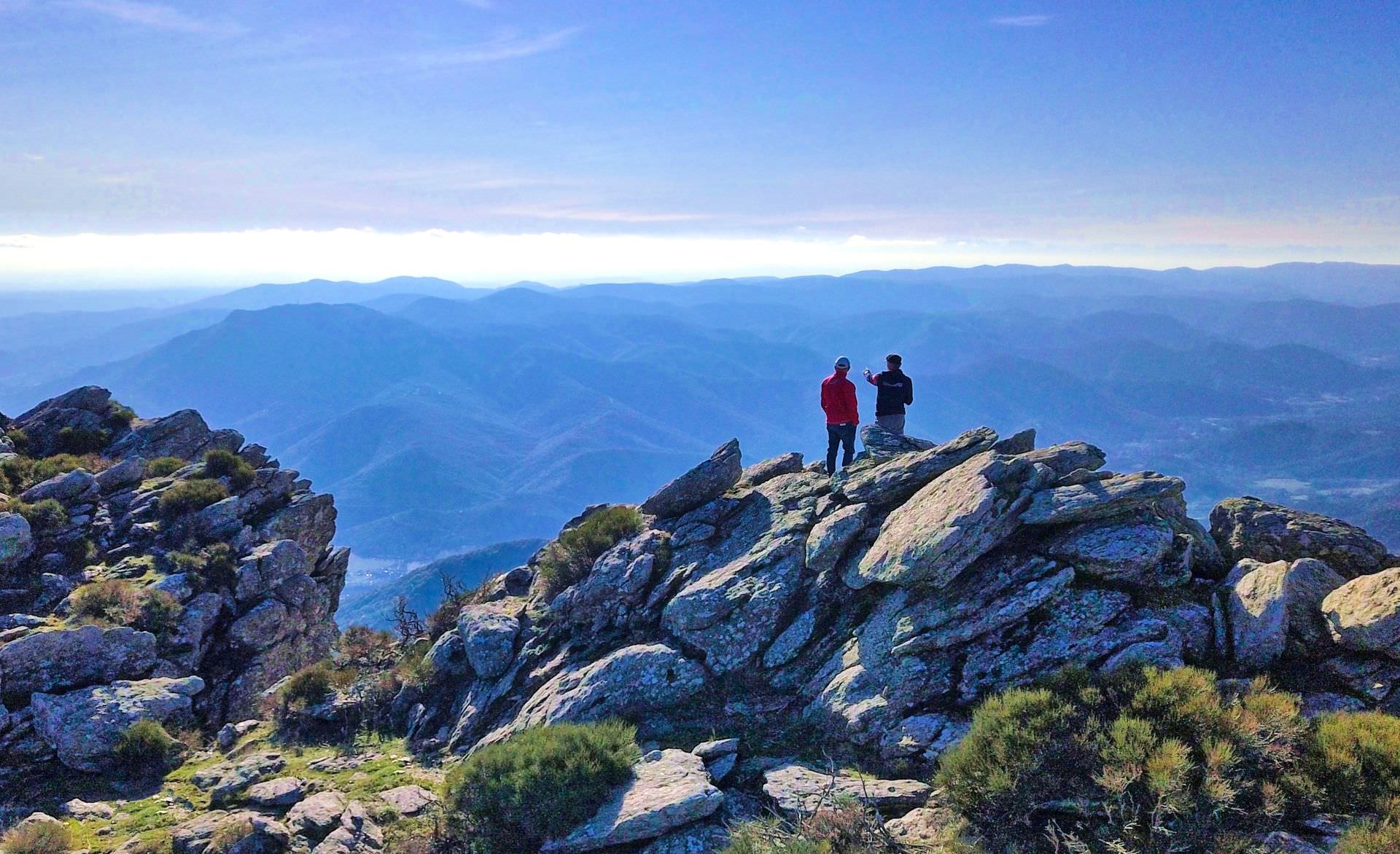 Deux randonneurs sur le Caroux dans le Parc Naturel Régional du Haut Languedoc admirent la vue panoramique