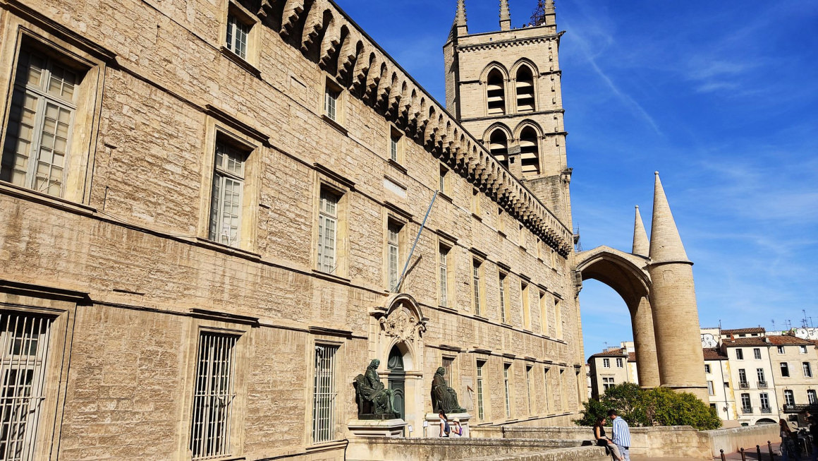 Vue sur la façade de la Faculté de Médecine et la cathédrale Saint Pierre à Montpellier