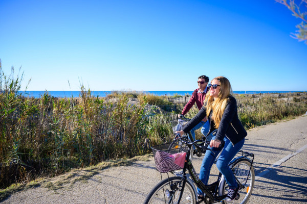 Couple à vélo le long du lido entre Sète et Marseillan