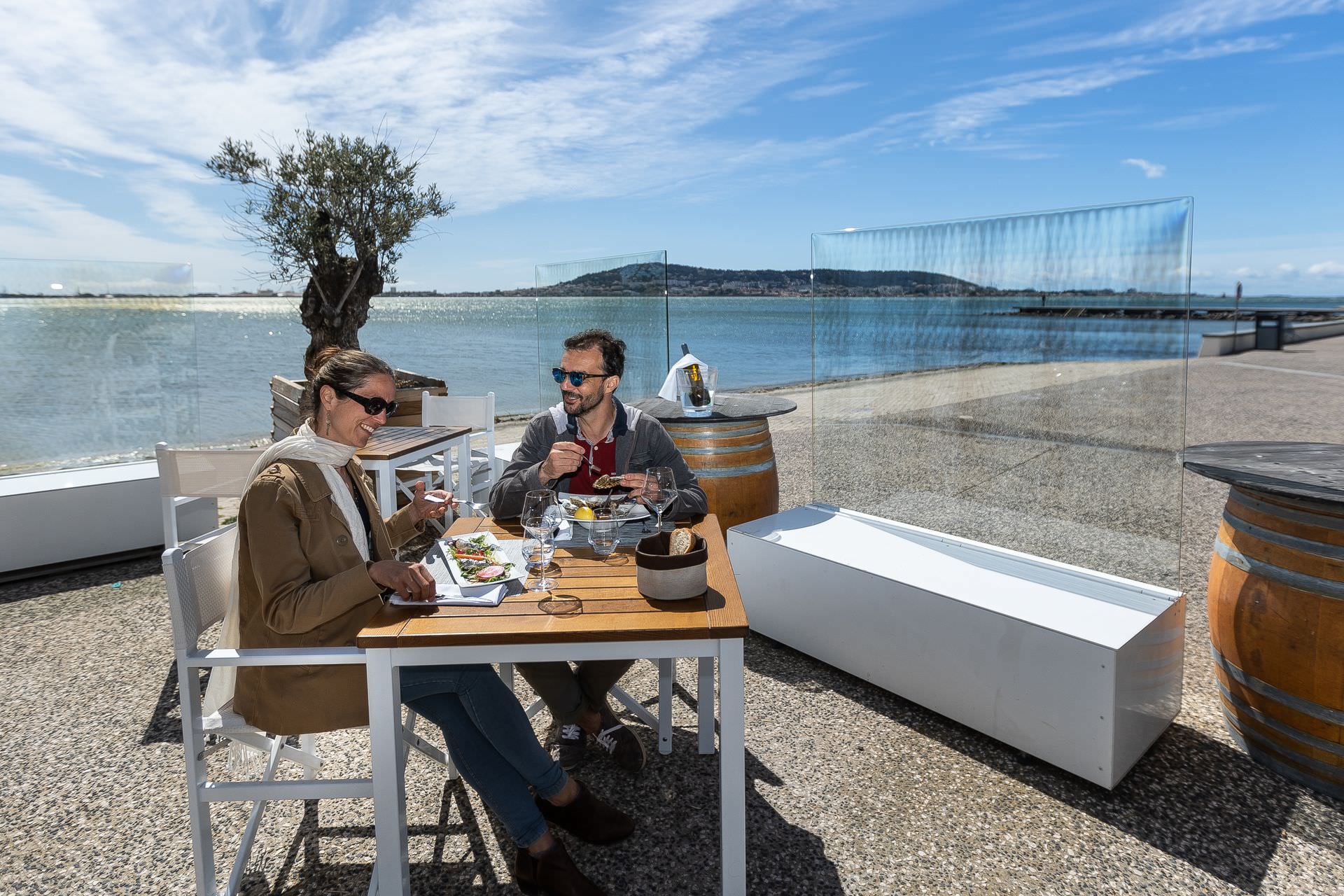 Repas en couple sur la terrasse du Restaurant le Grand Large à Balaruc les Bains