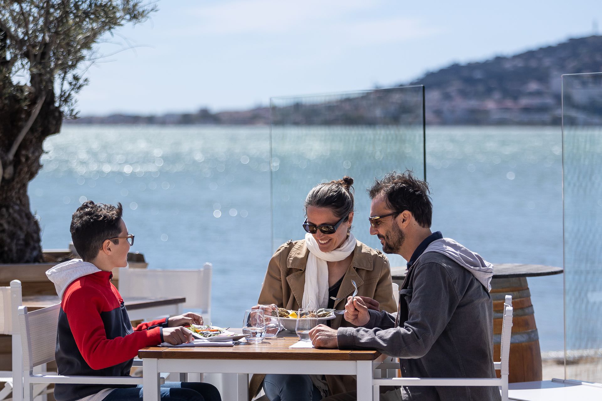 Repas en famille sur la terrasse du Restaurant le Grand Large à Balaruc les Bains