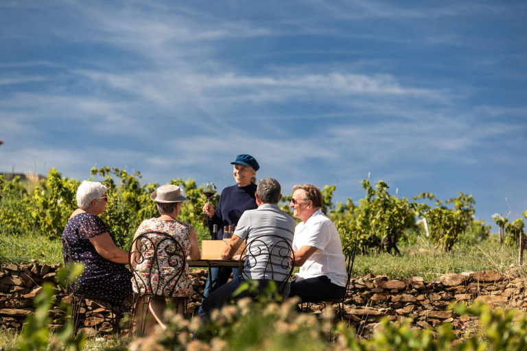 Groupe de jeuniors qui assistent à une dégustation de vin au Domaine de Cebene