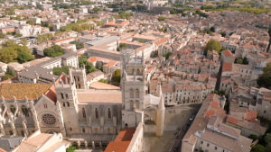 Vue aérienne sur la cathédrale Saint-Pierre et les toits de la ville de Montpellier
