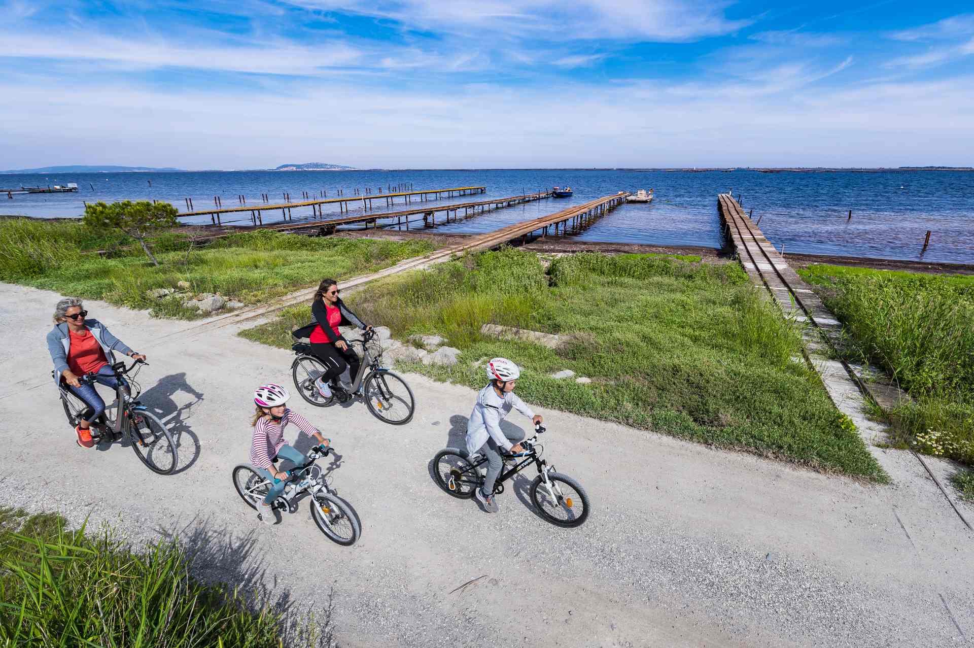 Famille en vélo au bord de l'étang de Thau