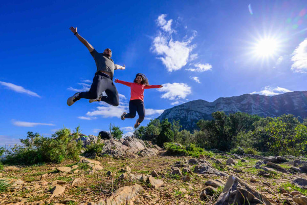 Couple en rando au Col de Fambetou proche du Pic Saint Loup