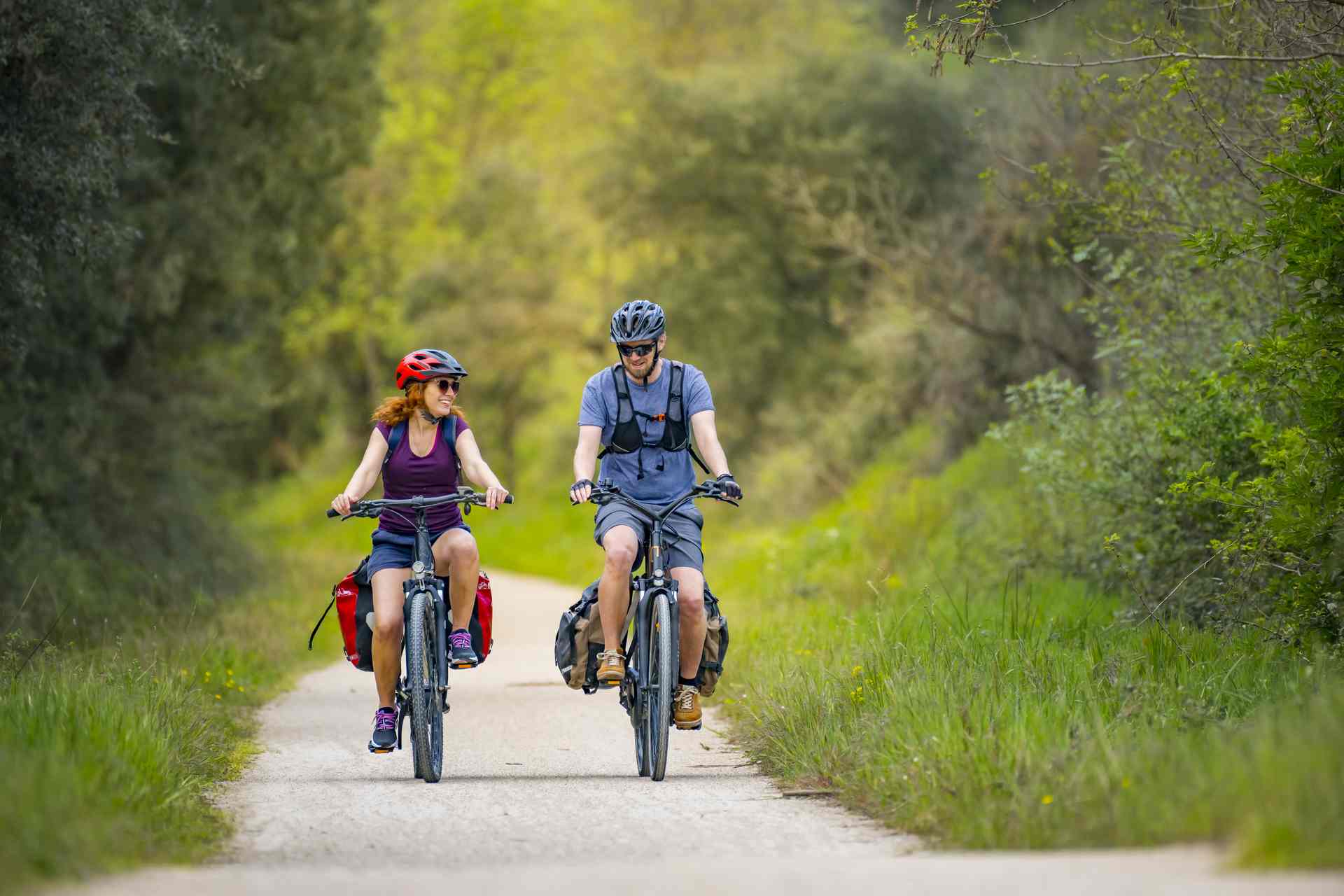 Couple en vélo itinérance sur la voie verte Passa Païs