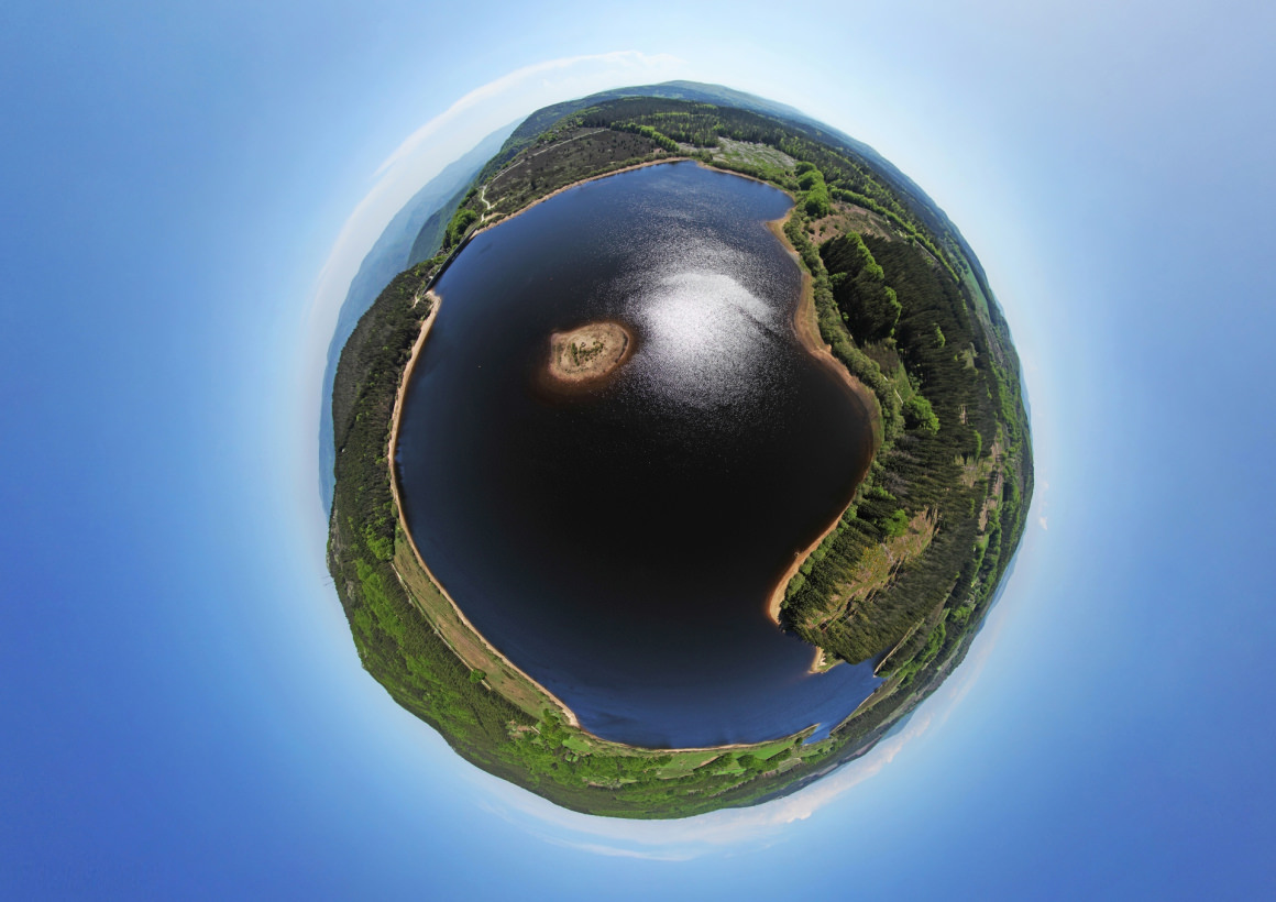 Le lac de Vesoles, en vue "little planet" © CD34 & Panoramix.fr