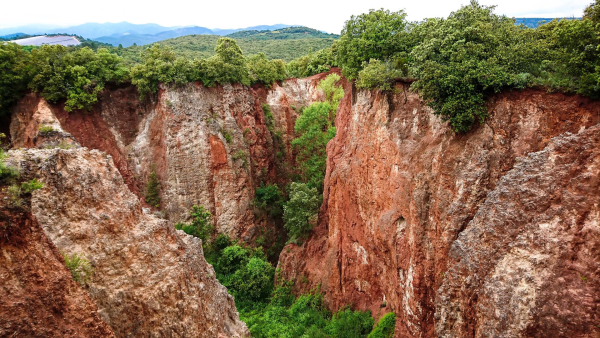Canyon de bauxite rouge près de Bédarieux en Grand Orb