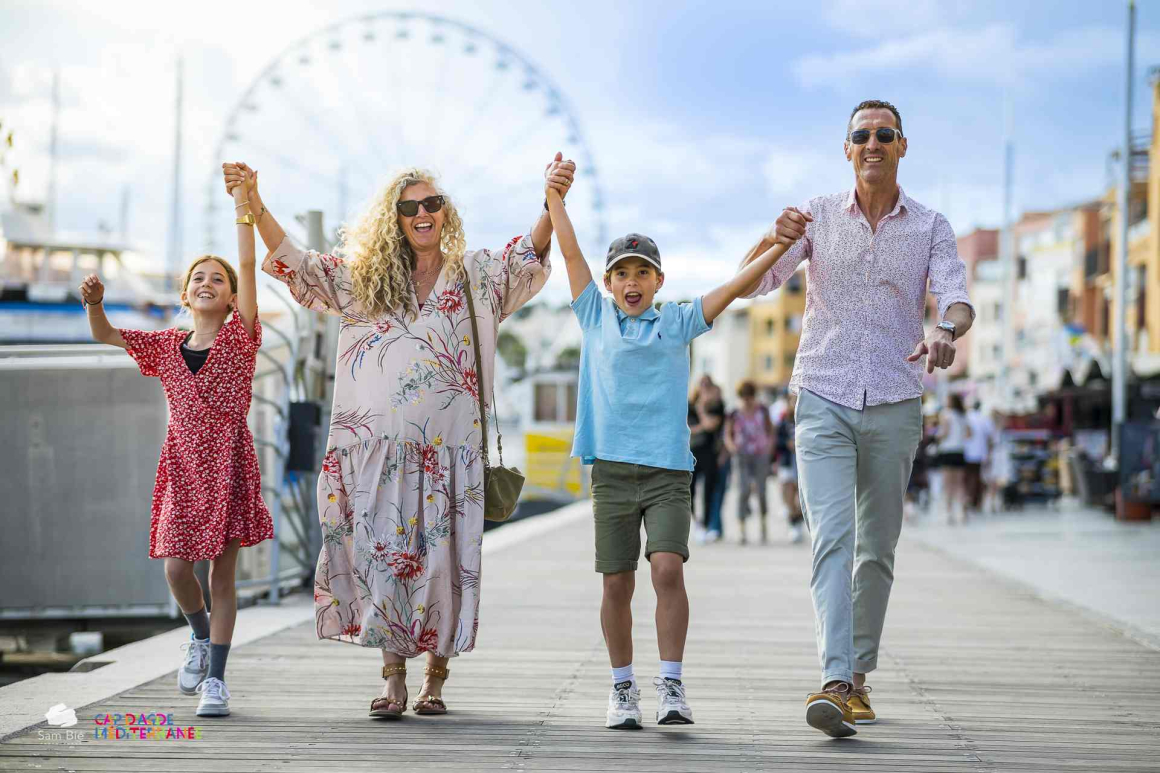 Famille en balade sur le port du Cap d'Agde