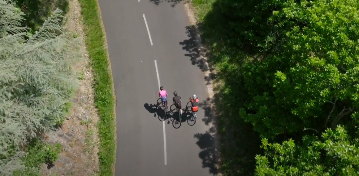 Trois amis font du vélo sur les routes du Grand Orb pour se rendre au lac d'Avène - Monts d'Orb