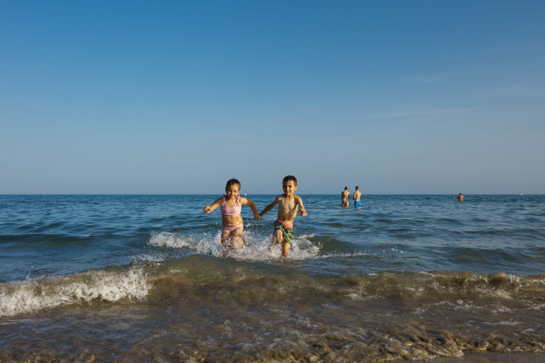 Deux enfants se baignent à coeur joie dans la mer Méditerranée