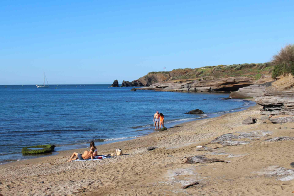 Groupe de jeunes en balade sur la plage de la Grande Conque au Cap d'Agde