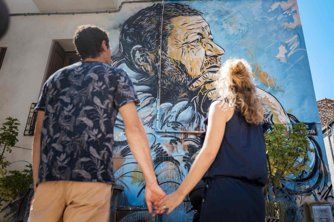 Couple qui admire une oeuvre de street art à Sète