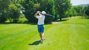 Golfeur qui vient de faire un coup au golf de Lamalou-Les-Bains dans le Haut-Languedoc