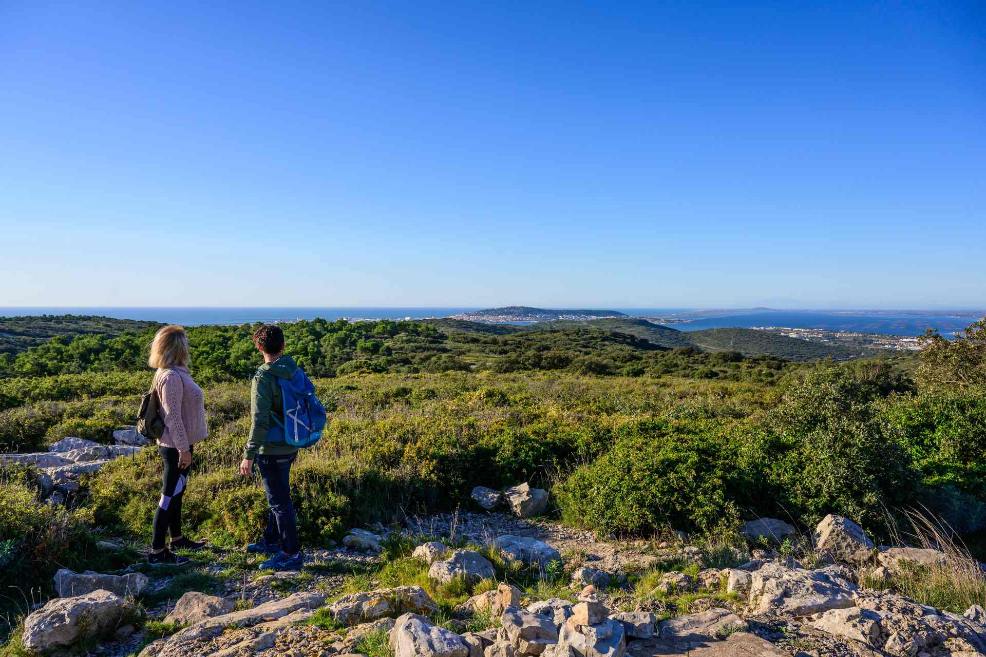 Couple qui randonne sur le massif de la Gardiole