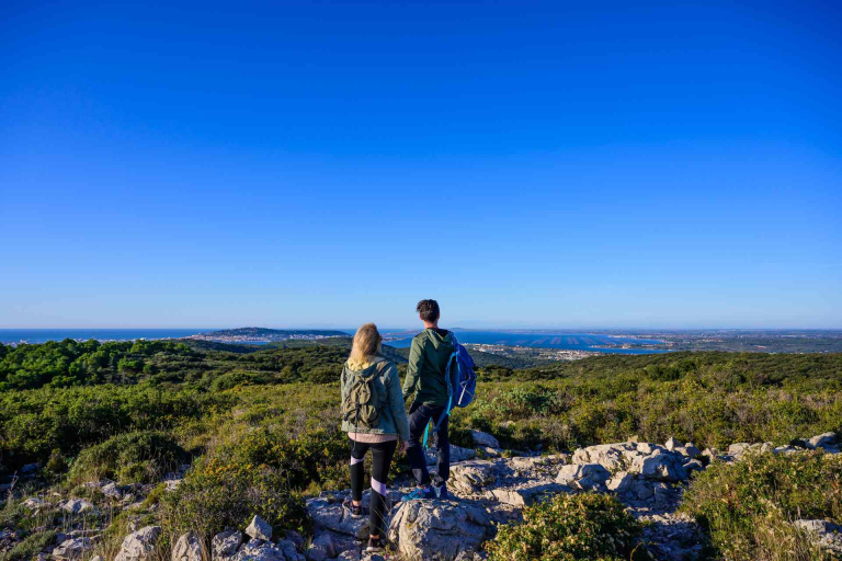 Couple qui randonne sur le massif de la Gardiole