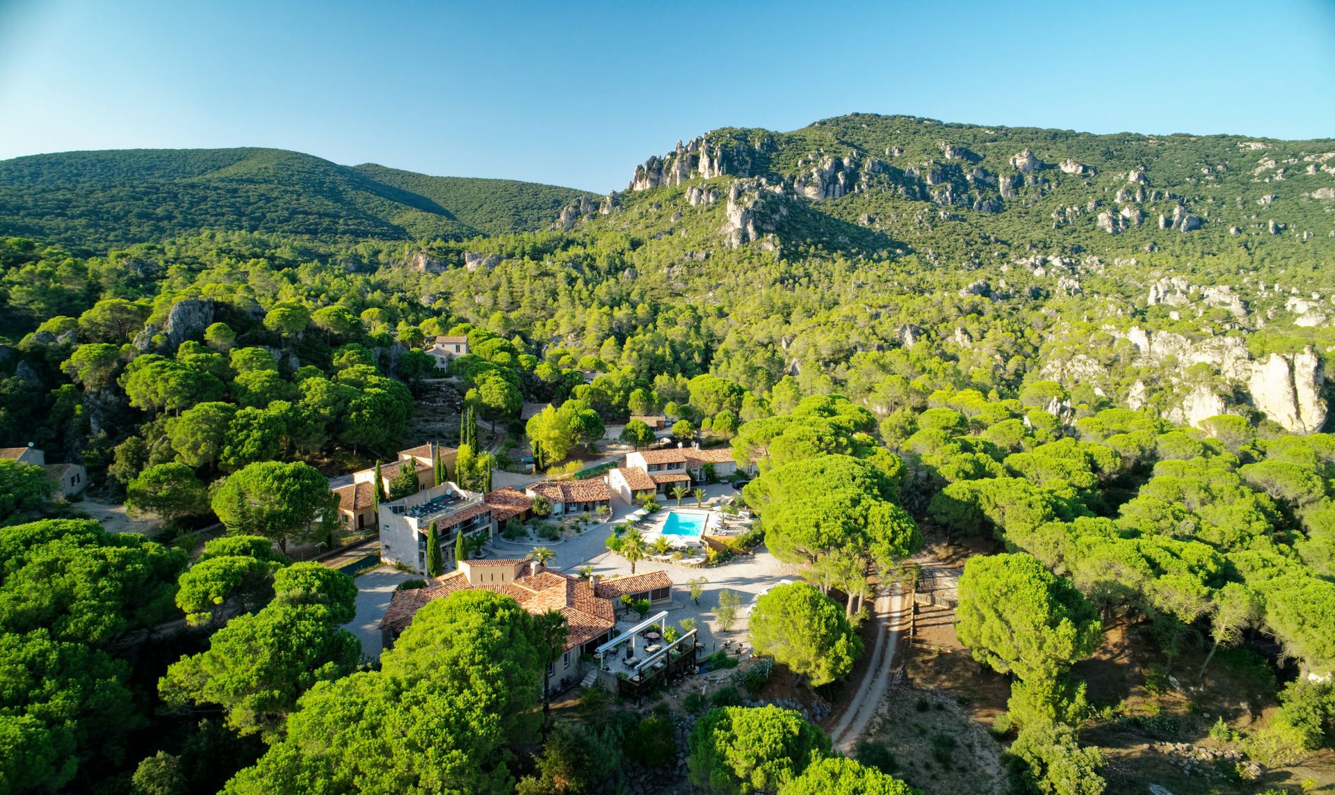 Vue aérienne sur l'Auberge de Val Mourèze