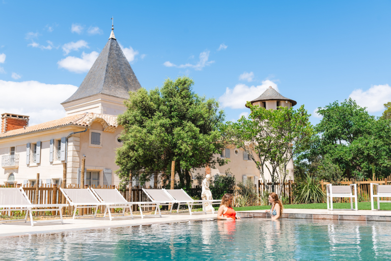 Vue de la piscine au Château du Parc à Pézenas