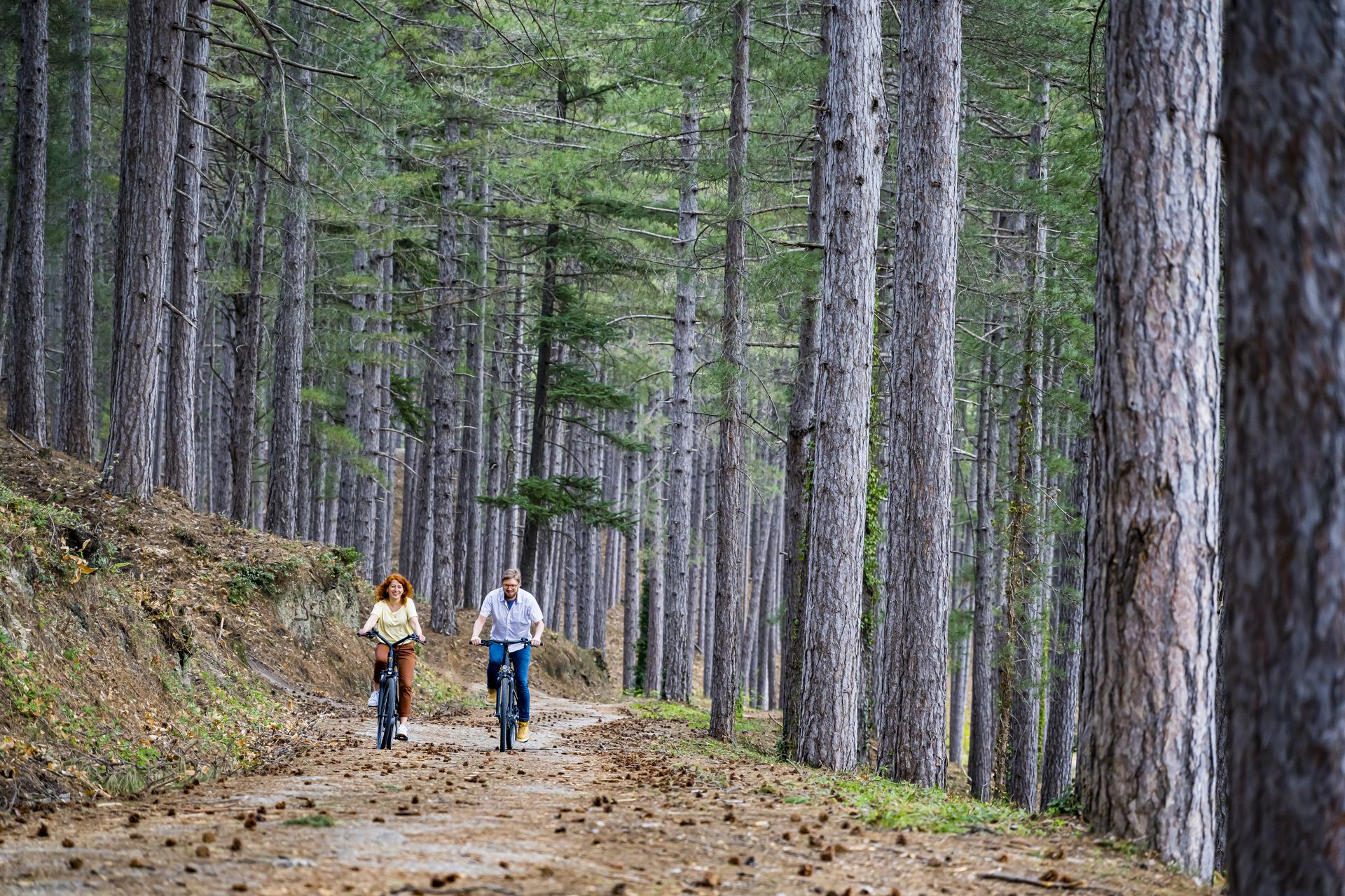 Un couple se balade en VTC dans la forêt de l'Usclade près de Lamalou-Les-Bains dans le Haut-Languedoc