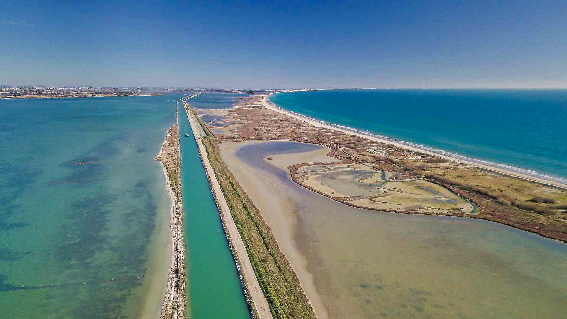 Vue aérienne de la Plage des Aresquiers et Canal du Rhône à Sète