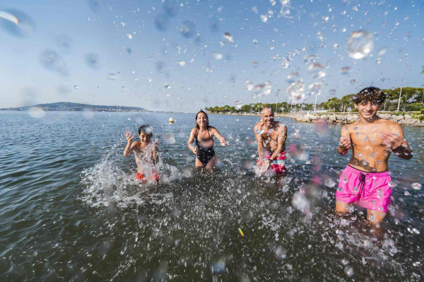 Famille qui se baigne dans l'étang de Thau à Balaruc-les-Bains