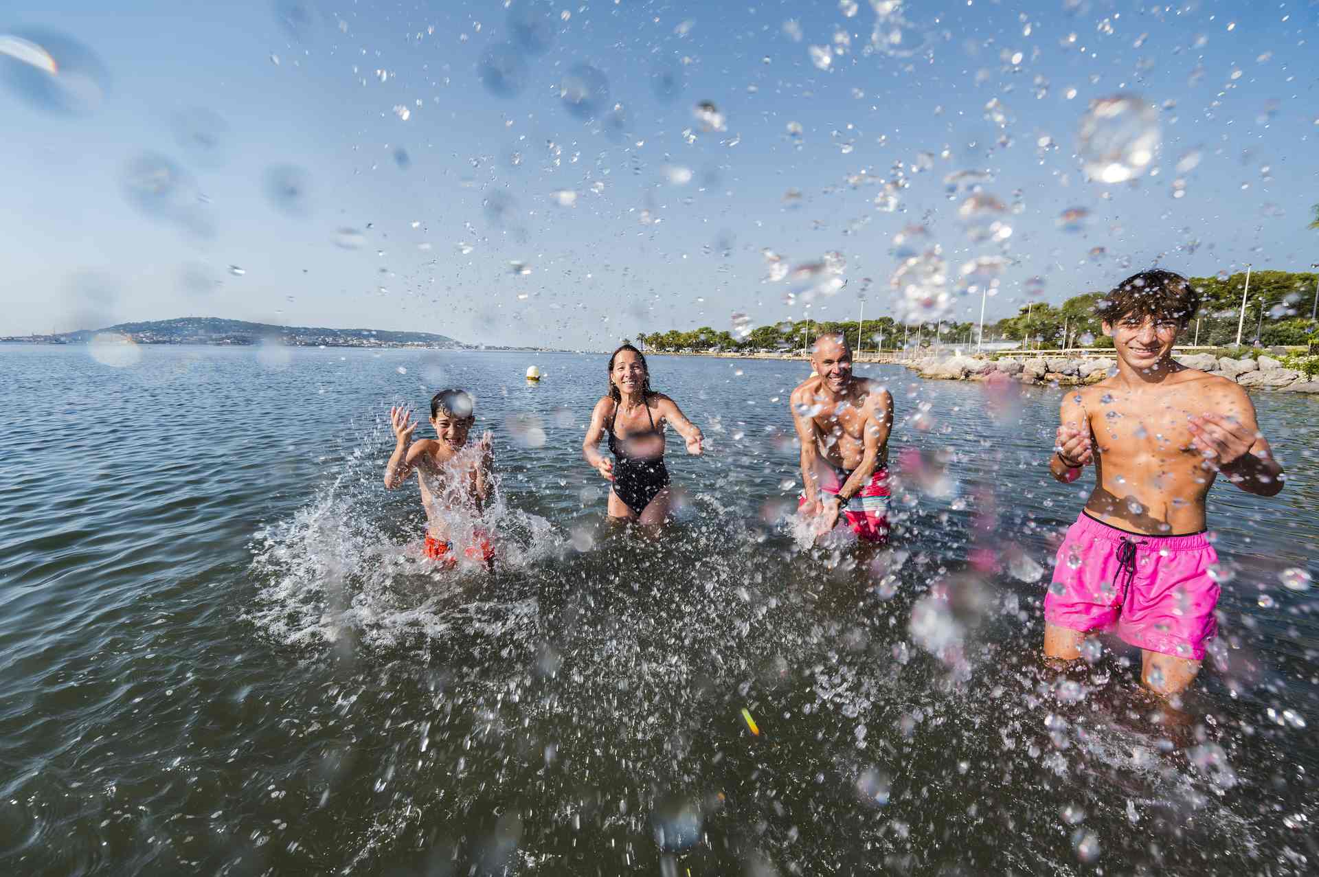 Famille qui se baigne dans l'étang de Thau à Balaruc-les-Bains