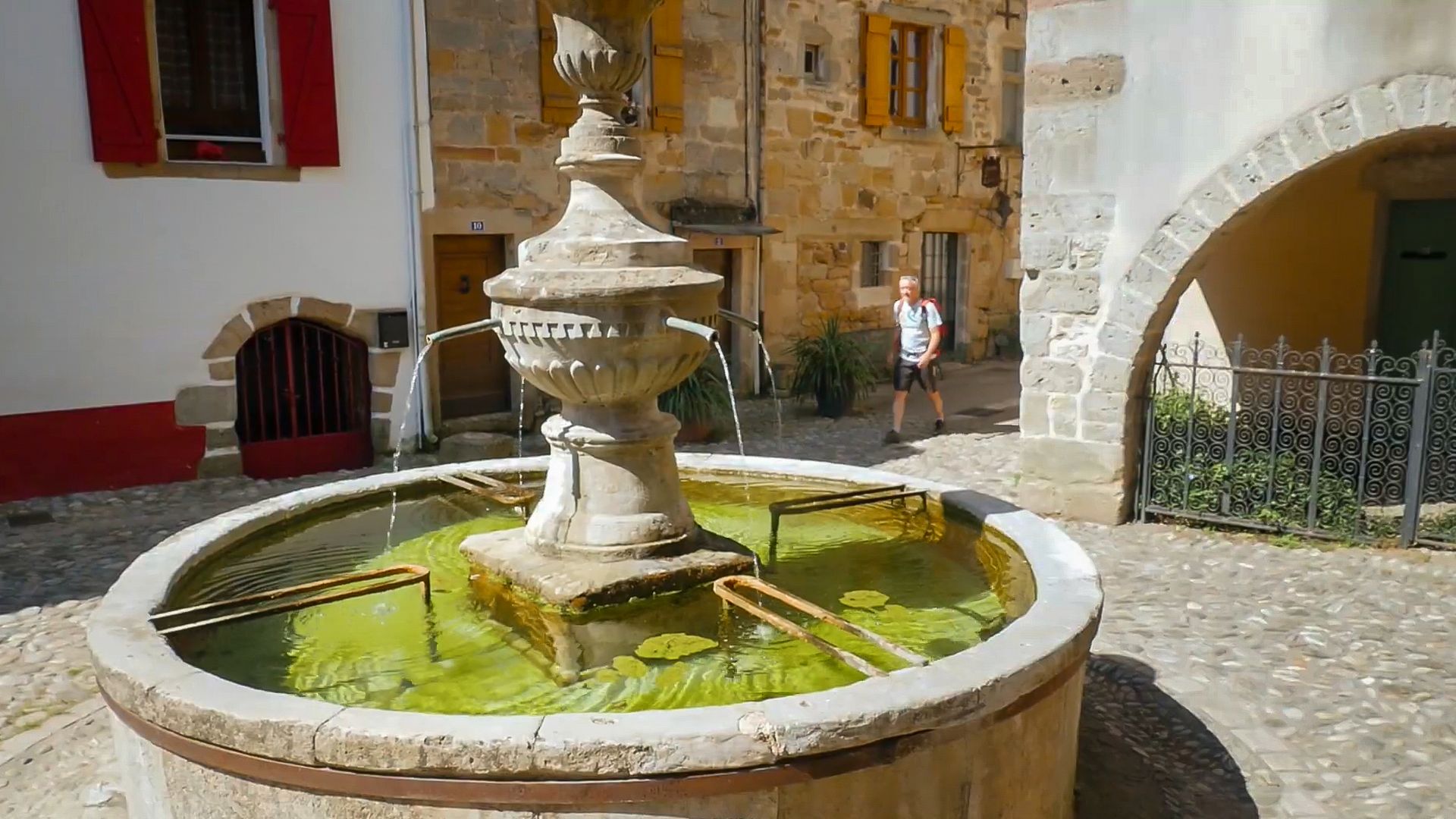 Place du Griffoul et sa fontaine dans le village de Ceilhes-et-Rocozels dans les monts d'Orb