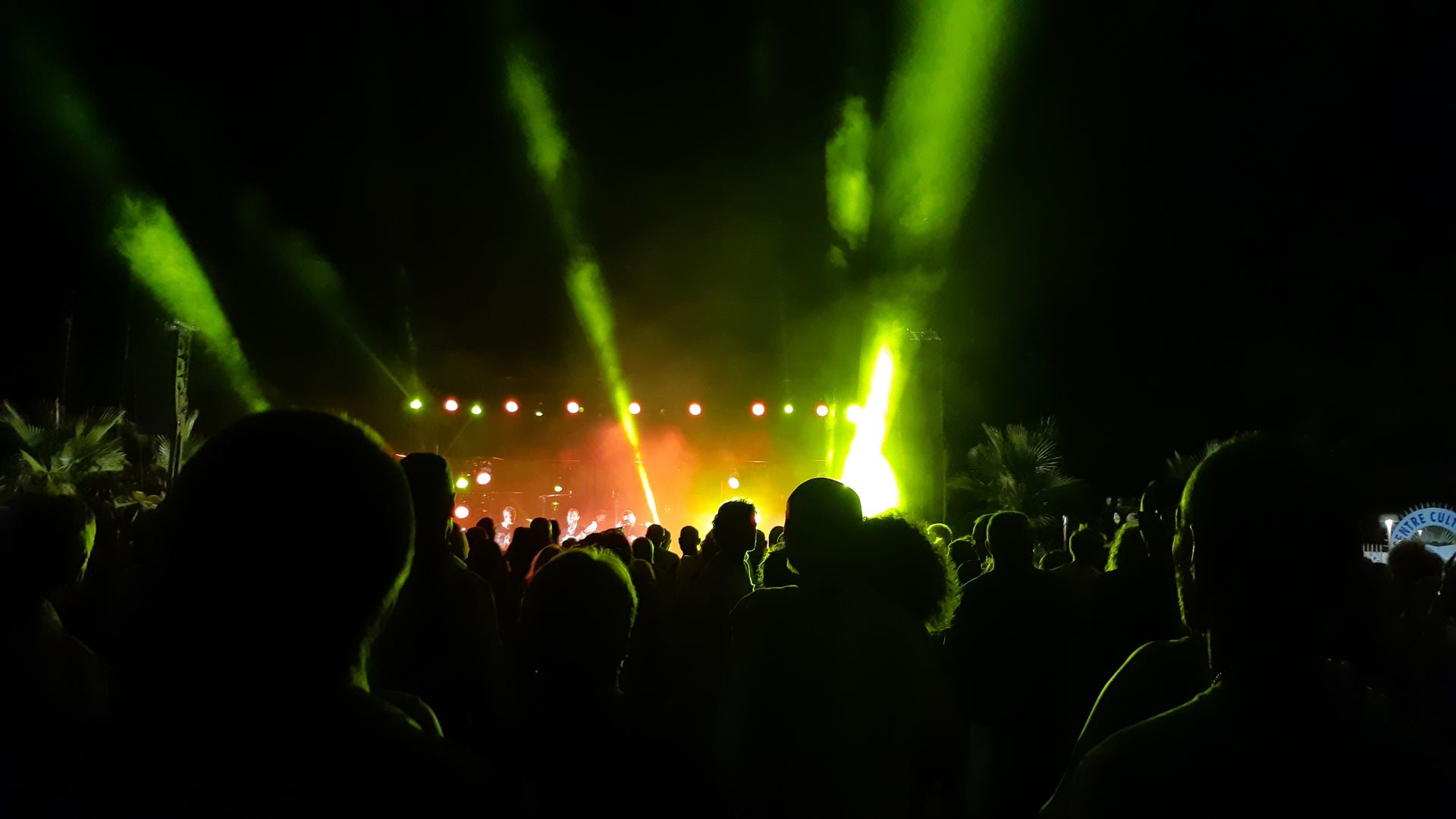 Soirée danse avec beaucoup de monde et lumières vertes, oranges