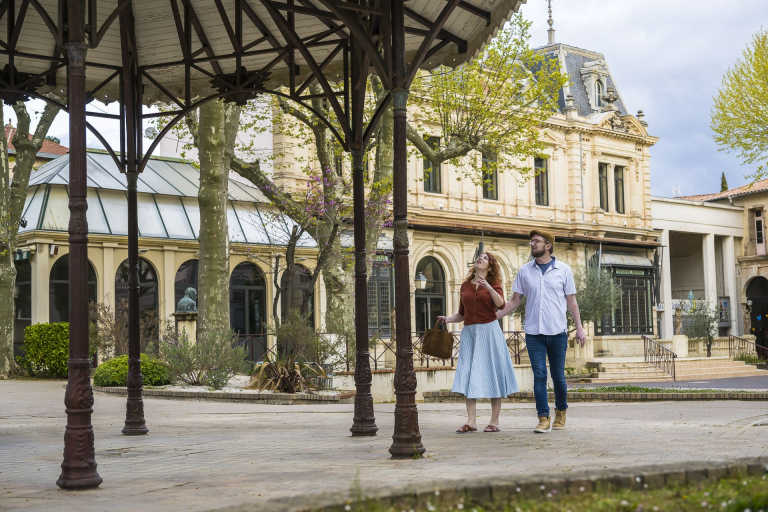 Un couple se promène à Lamalou-Les-Bains, ville thermale dans le Parc naturel régional du Haut-Languedoc