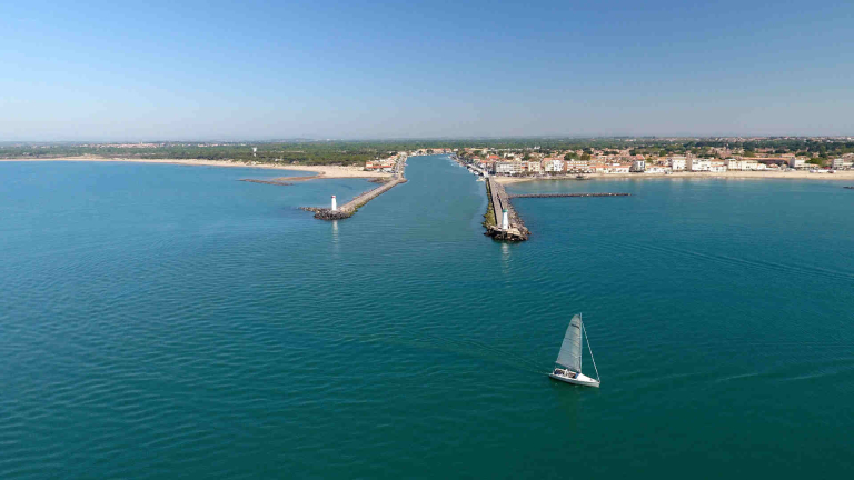 Voilier au large de la Tamarissière et du Grau d'Agde