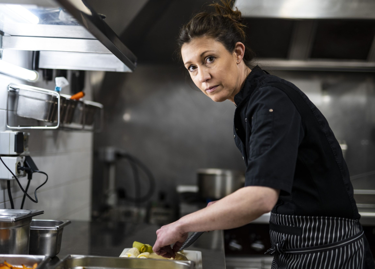 Marine Mercieux, cheffe à l'hôtel-restaurant La Calade à Octon près du lac du Salagou