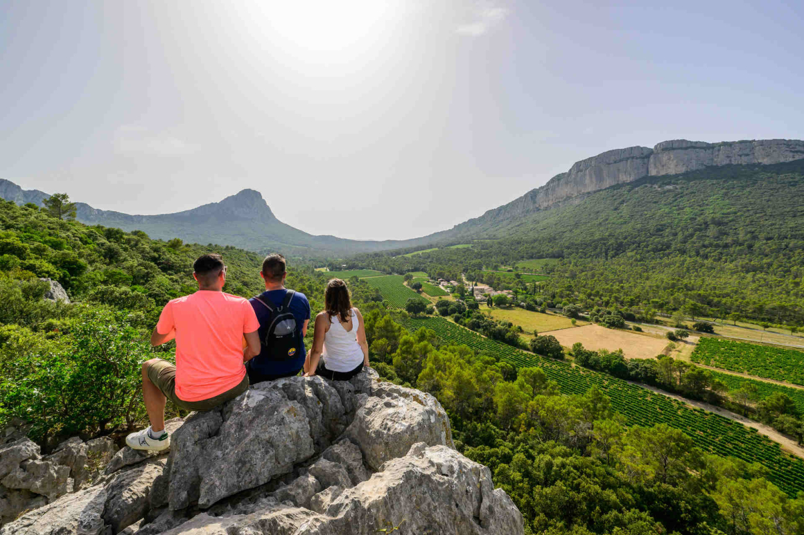 Jeunes qui admirent le Pic Saint Loup et l'Hortus