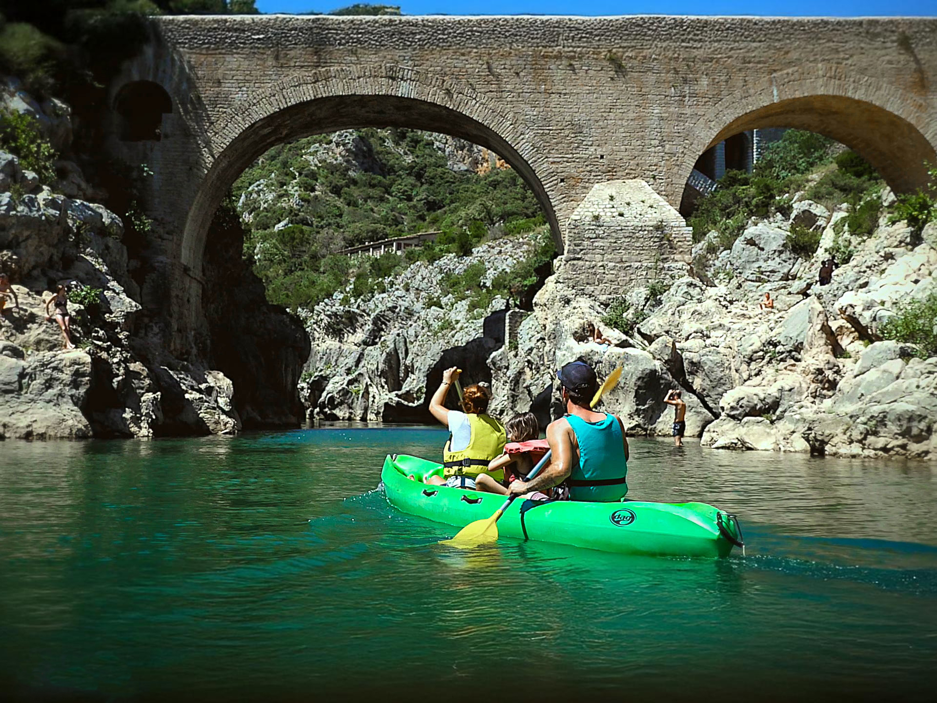 Famille en canoë sur les Gorges de l'Hérault au pont du diable