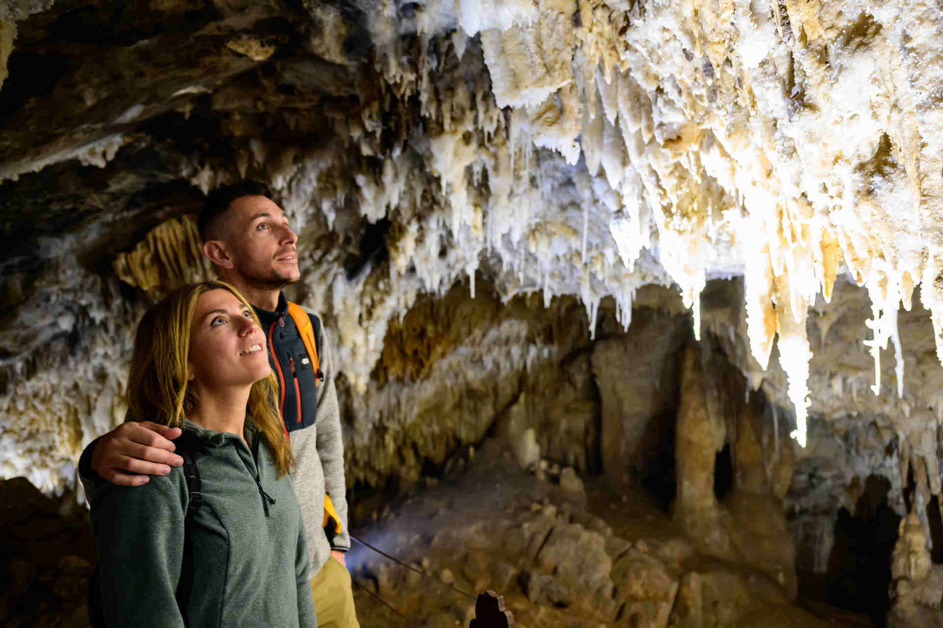 Couple de jeunes qui visite la Grotte de la fileuse de verre à Courniou