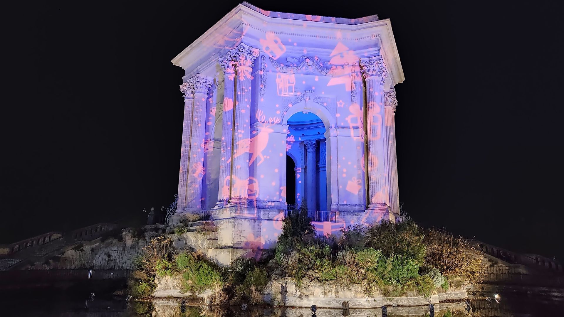 Château d'eau du Peyrou illuminé pour les fêtes de Noël à Montpellier