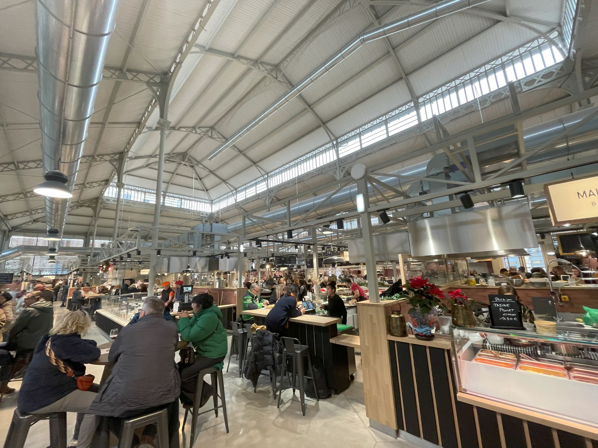 Vue les espaces de restauration à l'intérieur des halles de Béziers entièrement rénovées