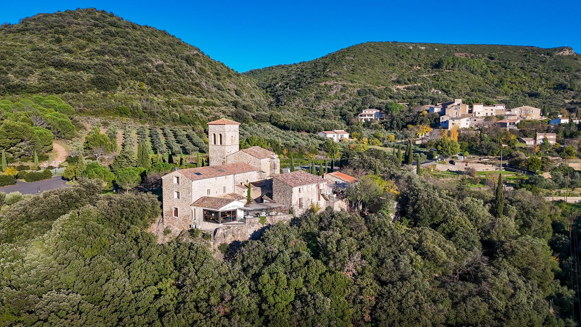 Village de Vailhan près du lac et du barrage des Olivettes dans les Avant-Monts