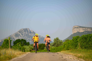 Jeunes en velo entre le Pic Saint Loup et l'Hortus