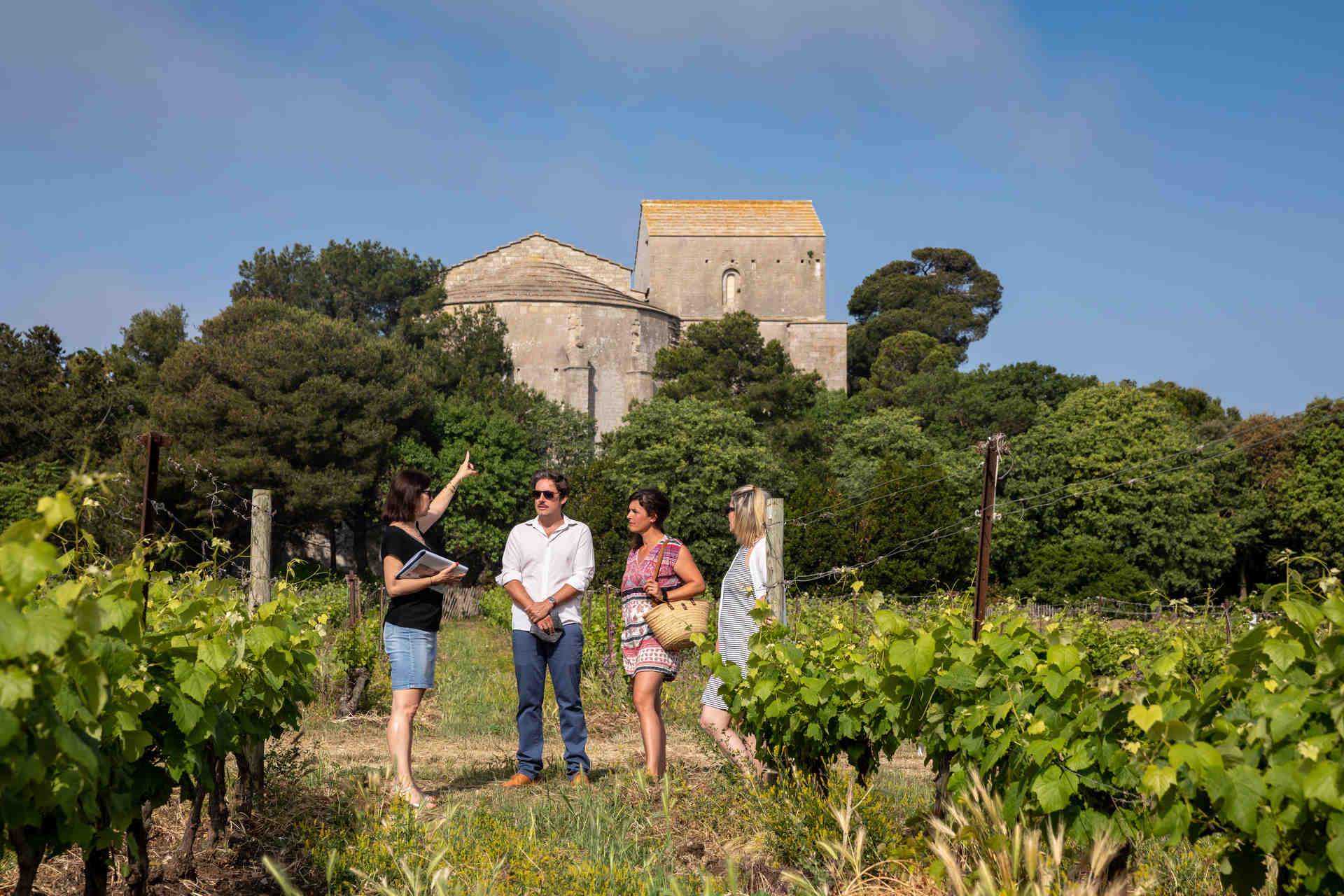 2 jeunes gens qui visitent le vignoble de la cathédrale de Maguelone