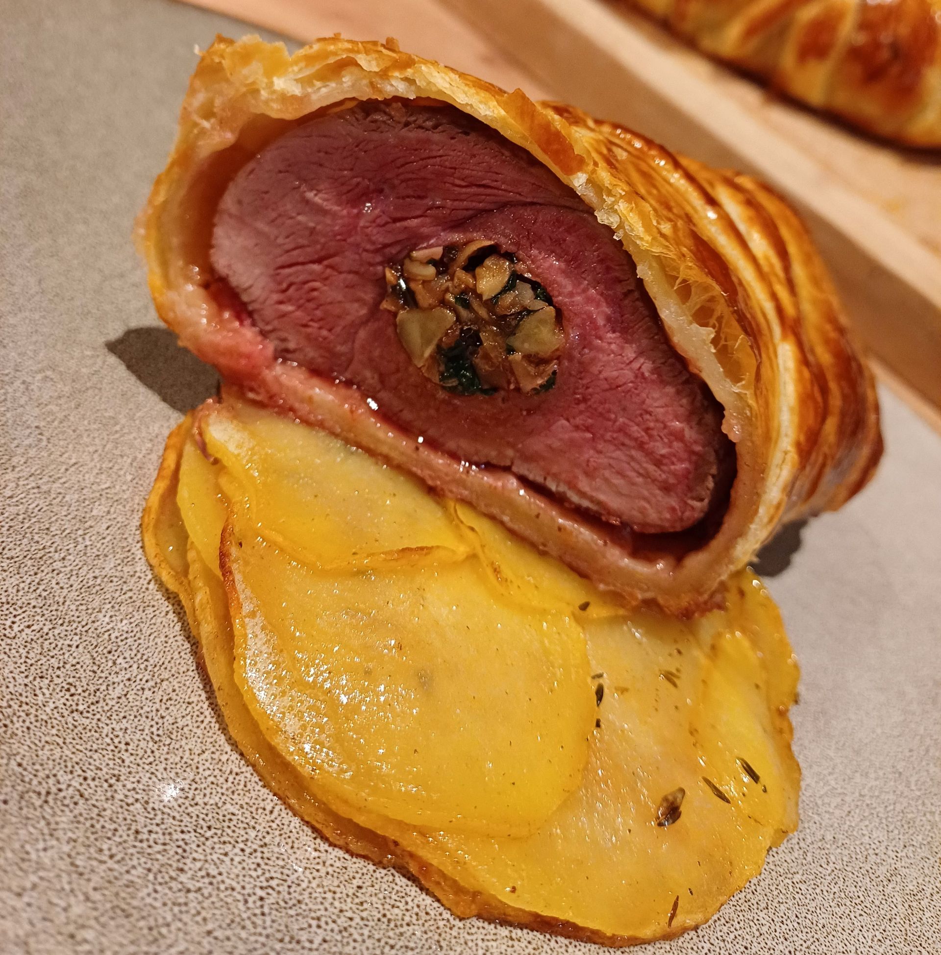 Wellington de magret de canard farci aux champignons et aux noix