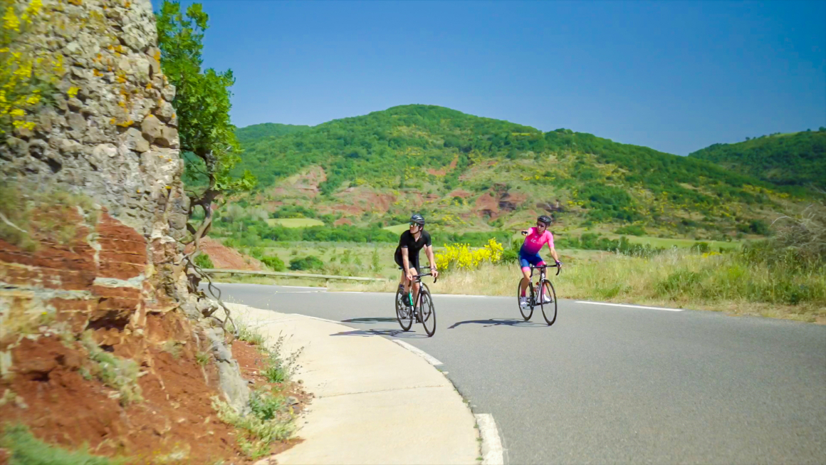 cyclistes sur une petite route dans les ruffes des environs de Dio