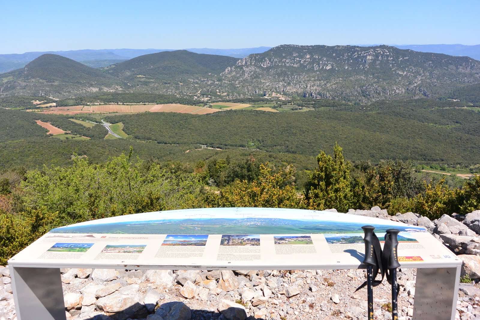 Point de vue du Pic de Vissou, avec des bâtons de marche nordique.