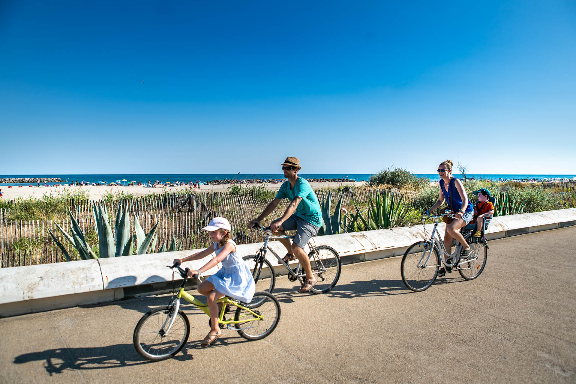 Famille en vélo sur le lido à Sète