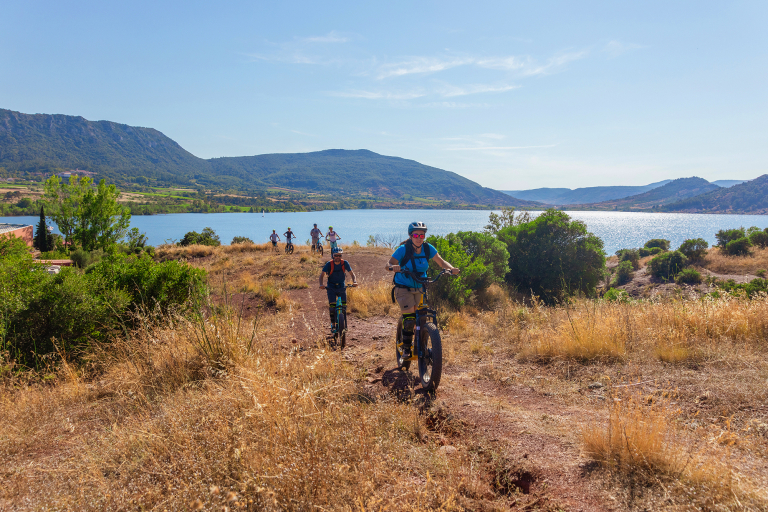 Sortie en trottinette électrique autour du lac du salagou avec la Base de plein air du salagou